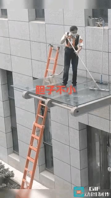 看到这个，我就想起以前一个开广告店的隔壁班同学，去一个酒店做招牌，也是这样踩着玻