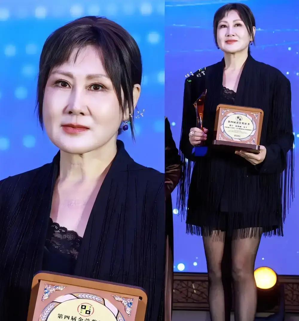 张凯丽最近说了句话，建议六十岁以上的女性穿衣要符合年龄。这话一出，立马炸了锅。