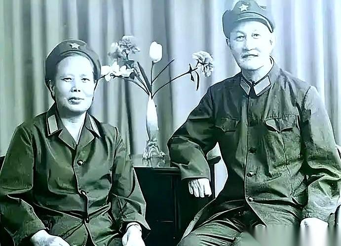 洪学智，红四方面军的政治部主任，看上了一个女兵。女兵叫张文，17岁，在被服厂，