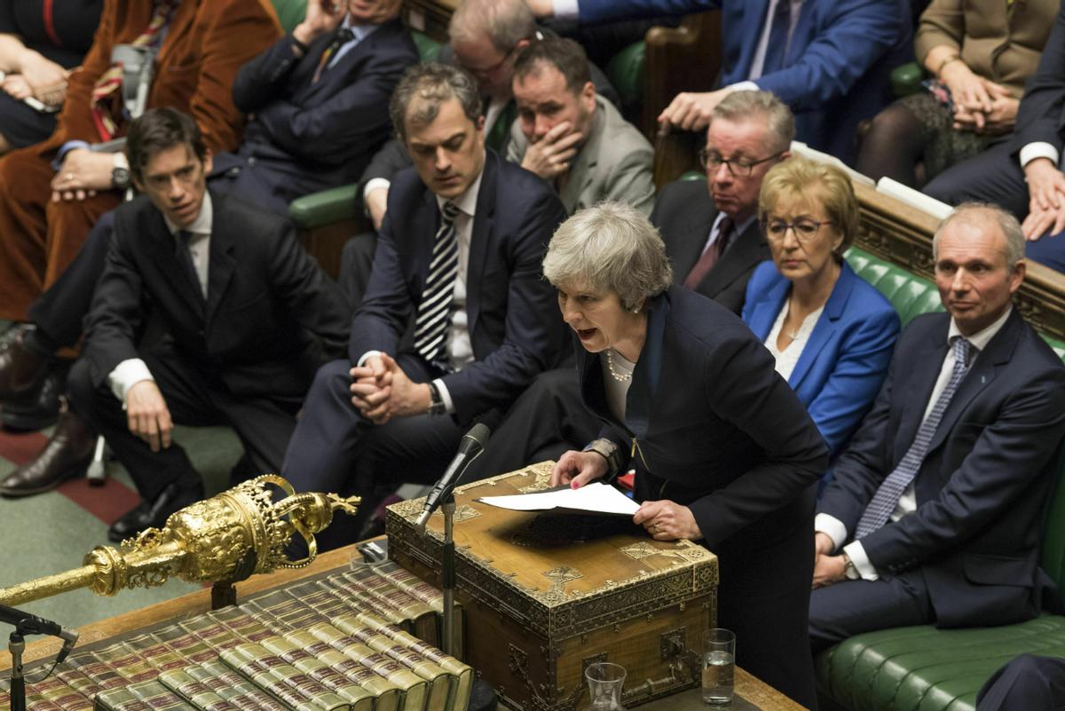 英国政坛彻底炸锅了！延续整整700年的老特权说没就没了，几十名养尊处优的公爵、伯