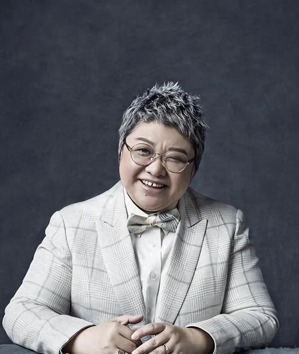 唉，别嘲笑韩红了吧。她就是有点爱吹牛（大概是因为自卑），没什么原则性毛病。一直有人对她的慈善提出质疑