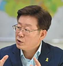 韩媒每日经济称，李在明拒绝邀请去北京阅兵，转请中方参加韩国APEC峰会，韩国政府