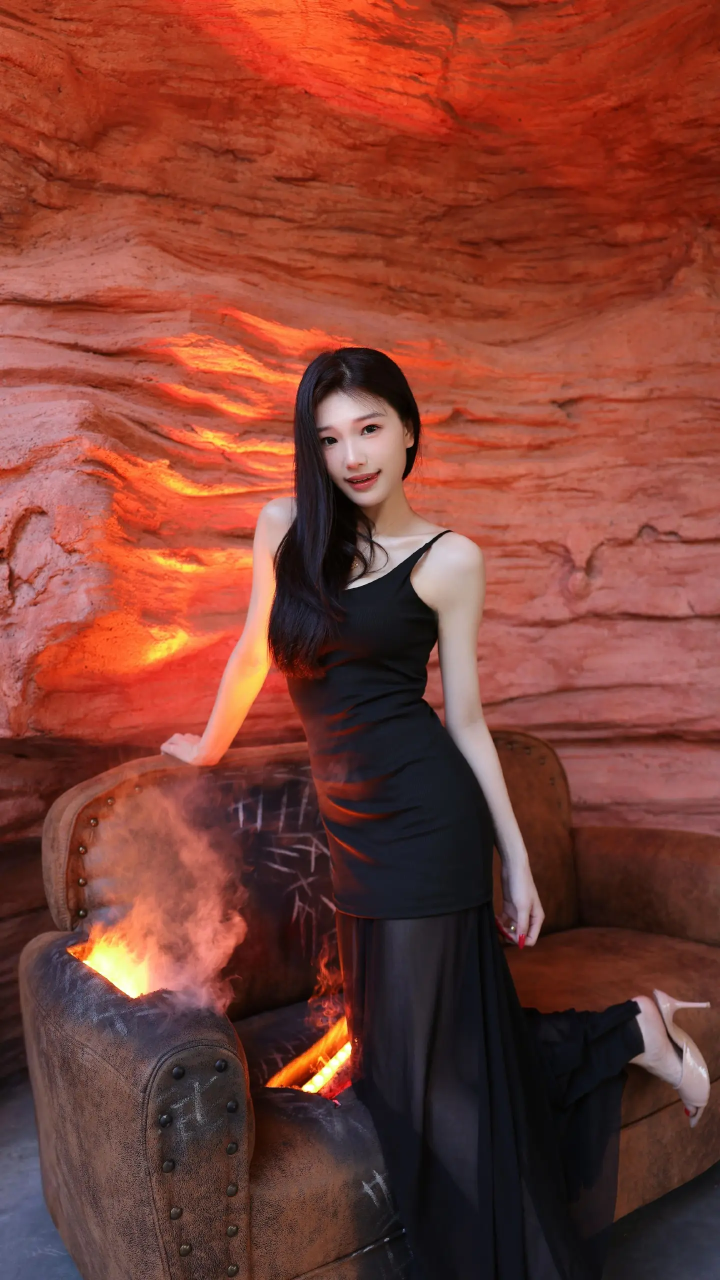 水东故事 黑色礼裙高级感 火焰背景人像 长腿美女 摄影