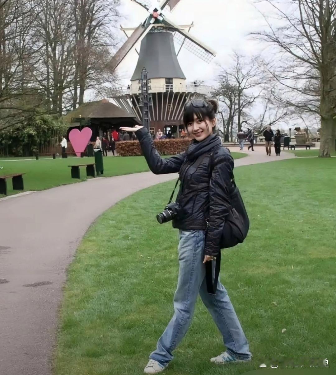 江疏影留学时的照片，又年轻又漂亮。