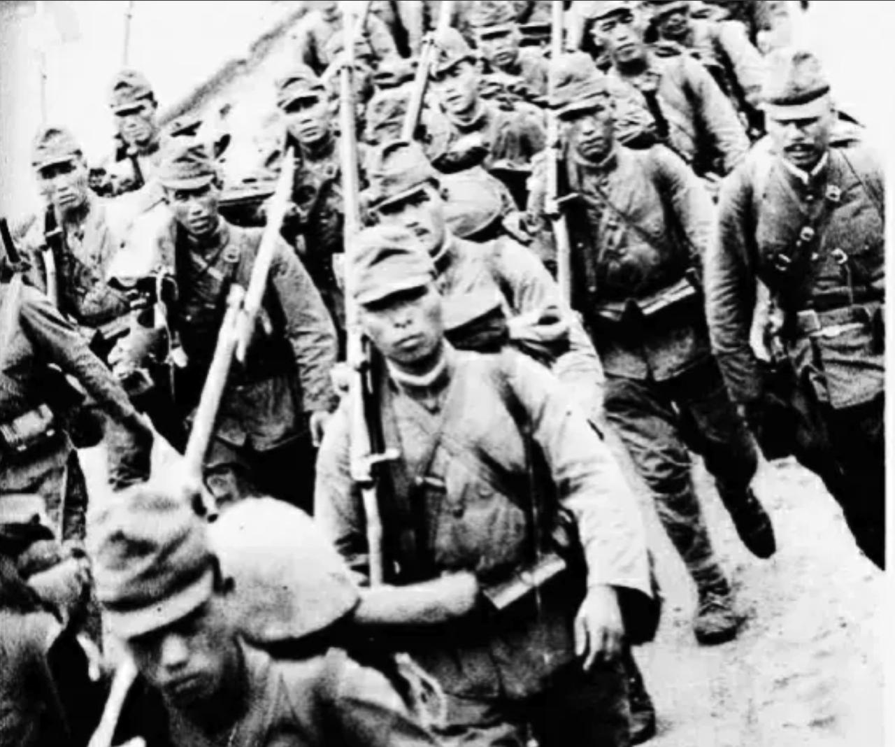 1944年，河洛镇外的大道上。王文轩带着6个队员，抬着两只大箩筐走来。筐里装的啥