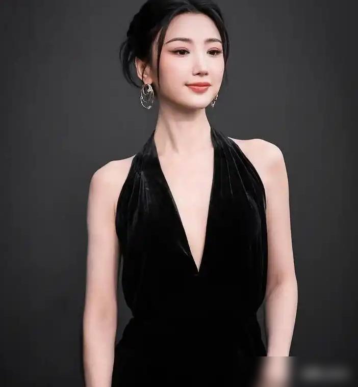 主持人问毛晓彤：“在合作过的男演员里，你最想和谁再搭一次戏？”说真的在影视圈