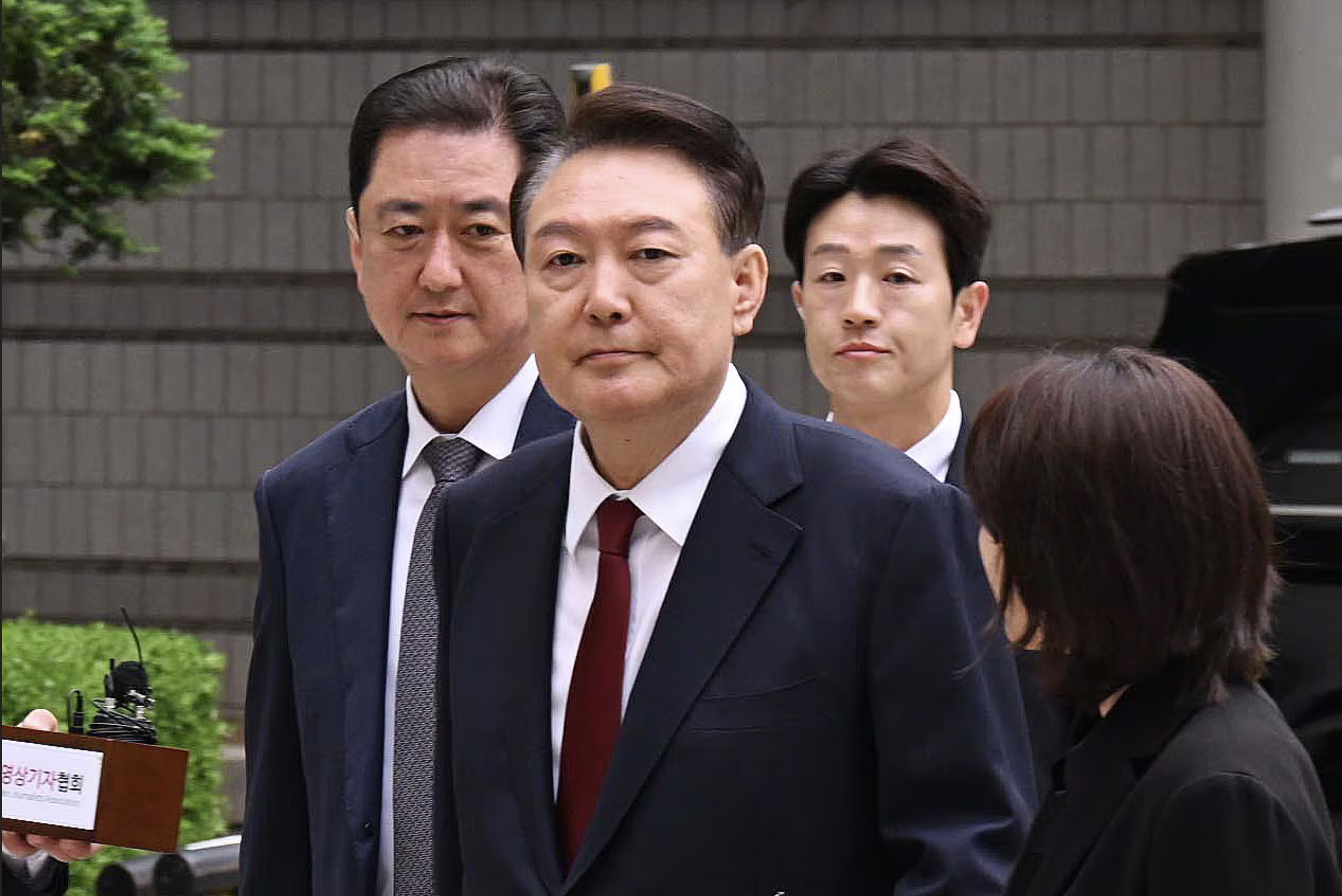 尹锡悦被查叛国罪面临重刑韩国检察官突然出手，直接冲进24