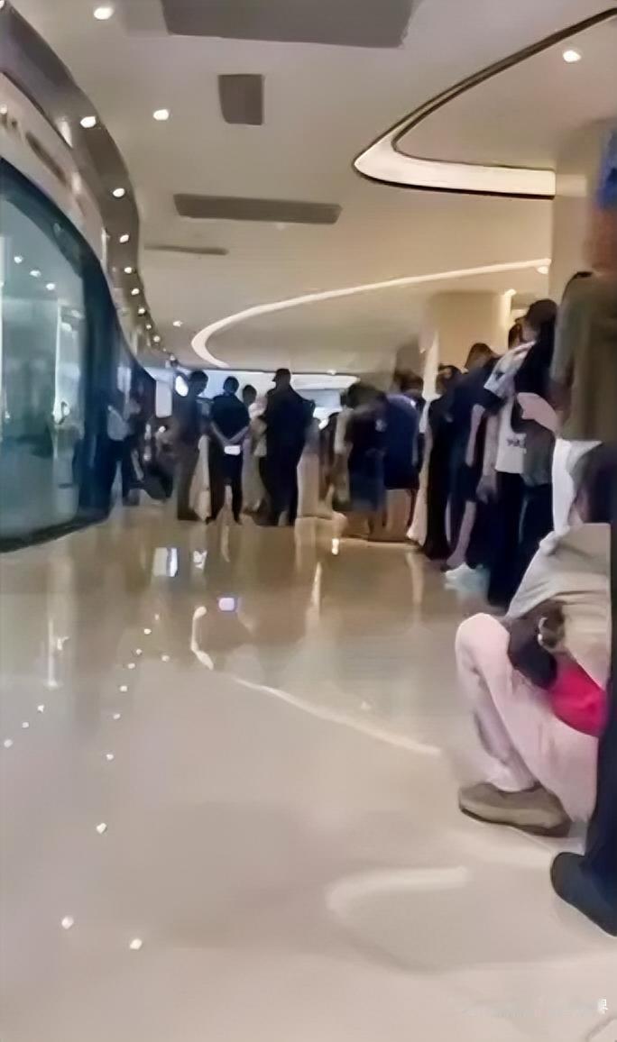 柬埔寨汇旺银行最近又上演了熟悉的“排队大戏”，金边、西港的网点外全是长队，从几十