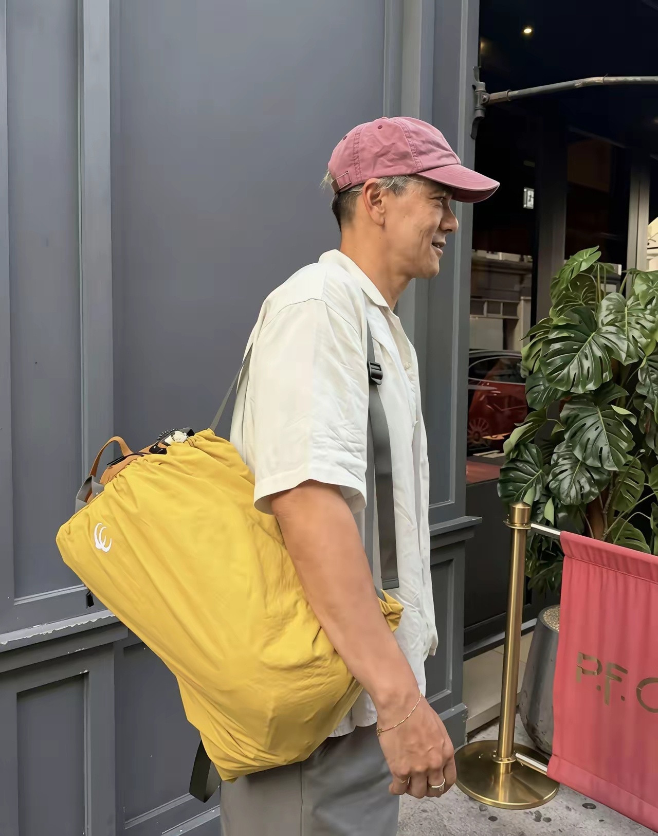 原来岁月对谁都是公平的啊。前两天偶遇一位熟悉的男演员，才四十出头，帽檐压得低低的