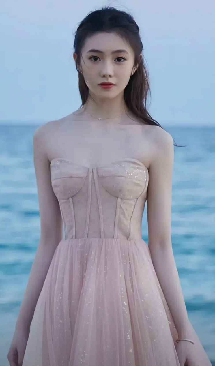 我发现刘浩存演戏有个特别明显的缺点，不知道你们跟我感受是不是一样<em>她很漂亮</em>，尤