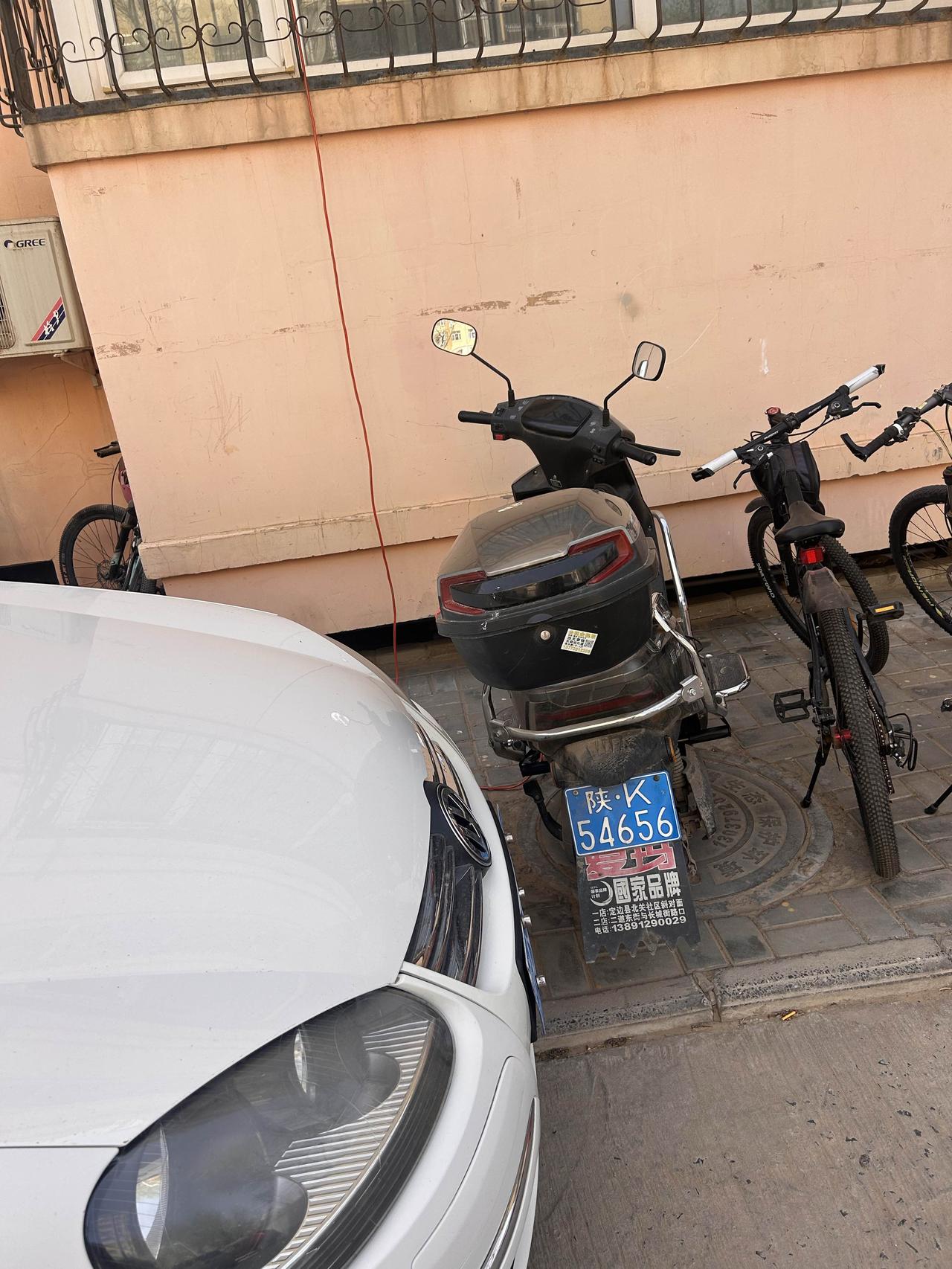 小区人的素质是真差劲，车先停下，你的摩托车充电，非得停到人家车面前吗？停就停吧，