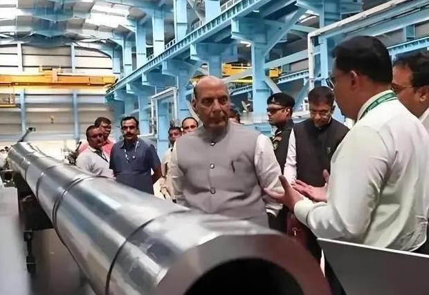 印度偷师不成沦为笑柄？10亿买中国8台盾构机，拆解后不会组装！想象一下，一个国