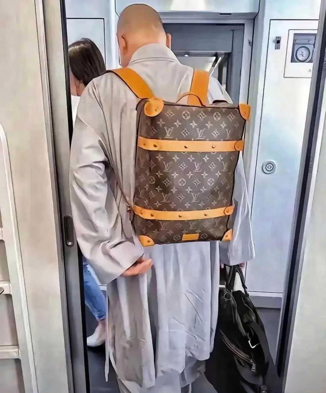 自从看了这两张照片后，我再也没有给寺庙捐过款