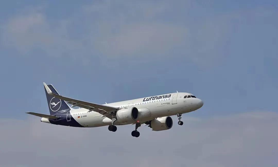 德国媒体报道，德国汉莎航空公司，空客A321客机，是从法兰克福飞西班牙。飞行途中