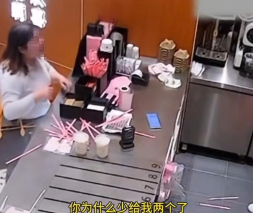 实在让人看不懂！江苏一位体态偏胖的女子，只因店员少给两根吸管，当场发火把店里吸管