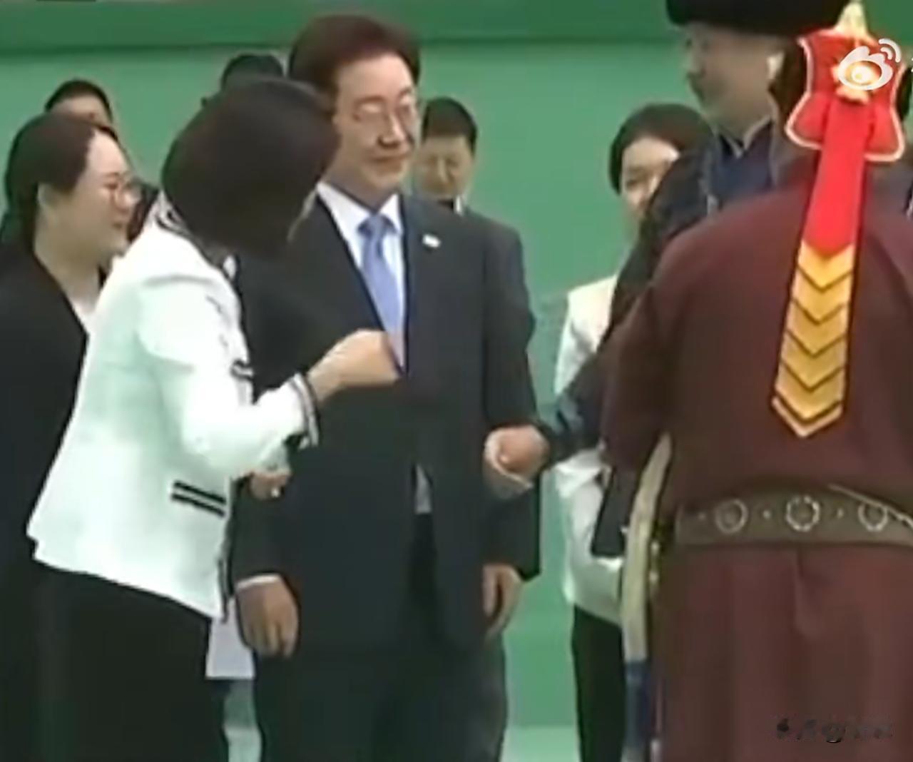 李在明的老婆还真实诚，蒙古总统也太使劲了韩国总统李在明对蒙古访问时，蒙古总统与
