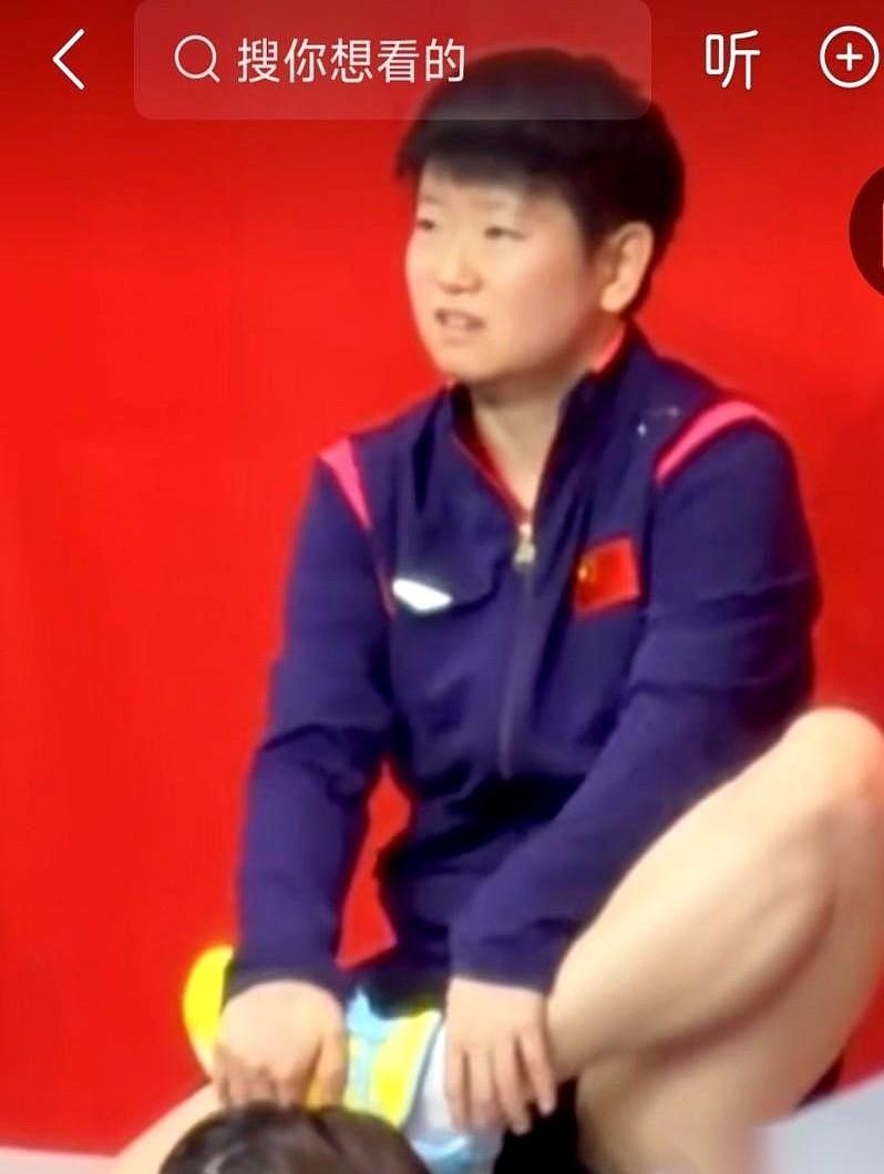 莎莎在这次亚运会看台上搬起自己的脚露出了疼痛的表情。她刚刚才在比赛里赢下两场，