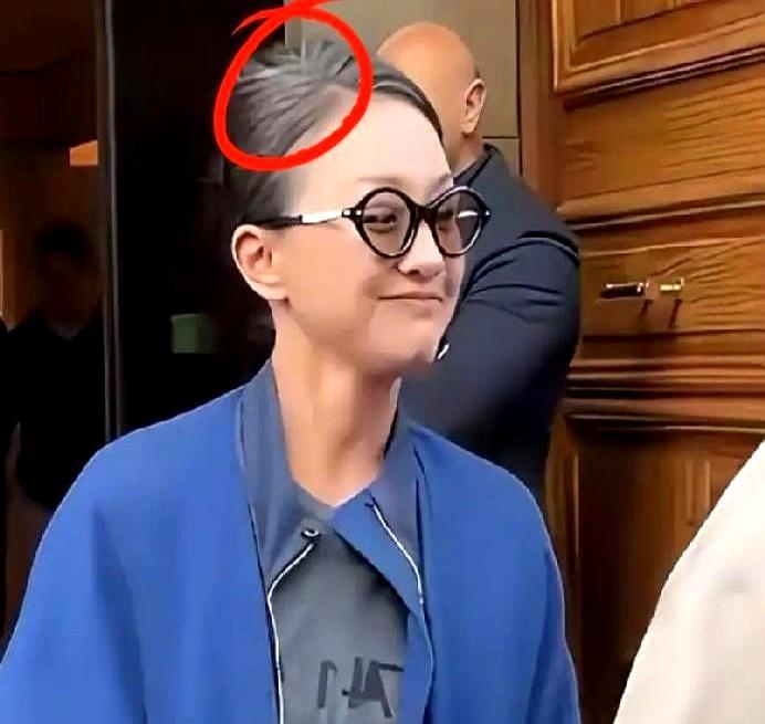 满头白发，一脸皱纹，51岁的周迅就这么去了巴黎时装周。路人镜头怼脸拍，她也