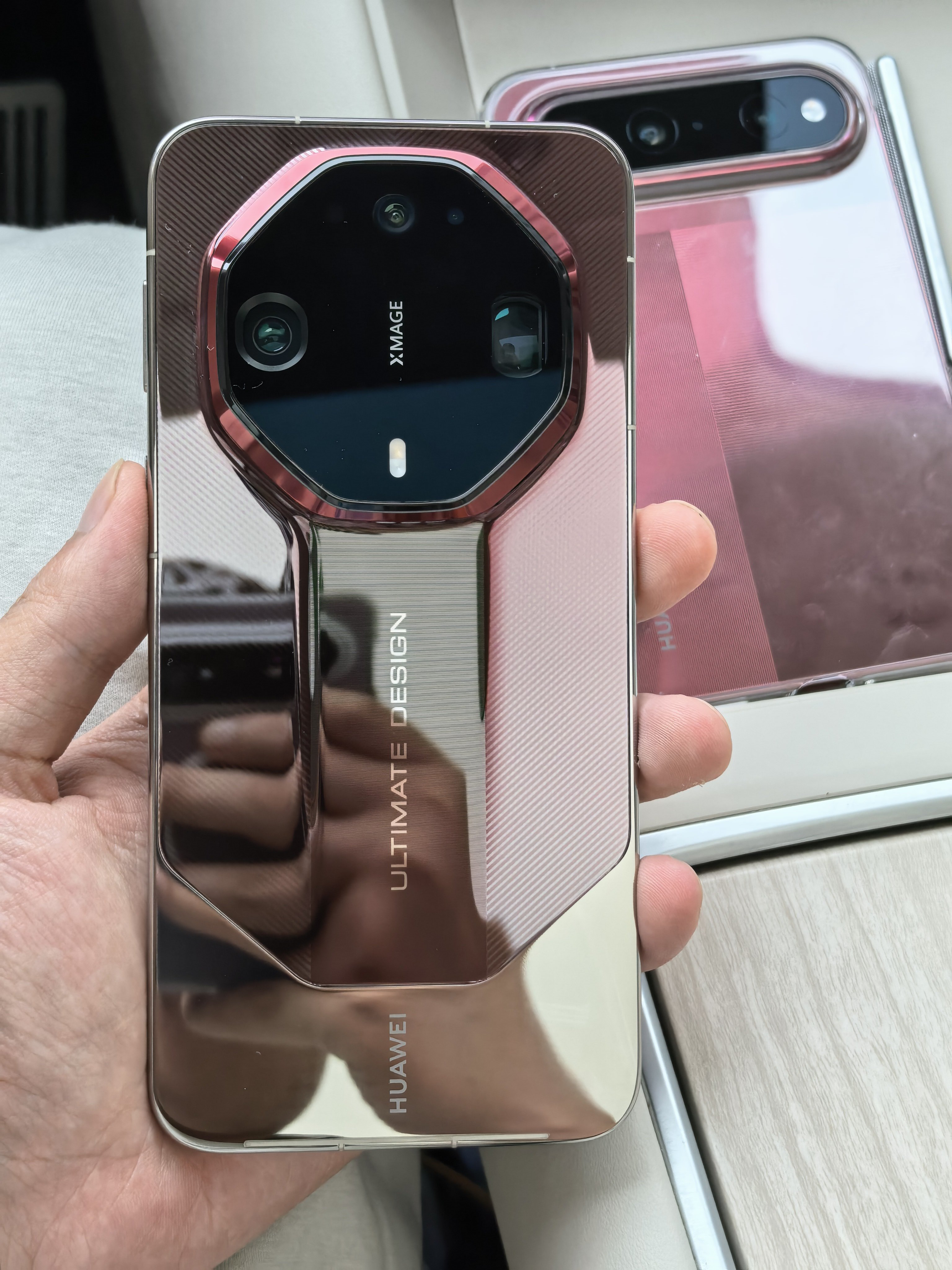 Mate90RS这一代质感做的太亮了，确实很沾指纹啊​​​