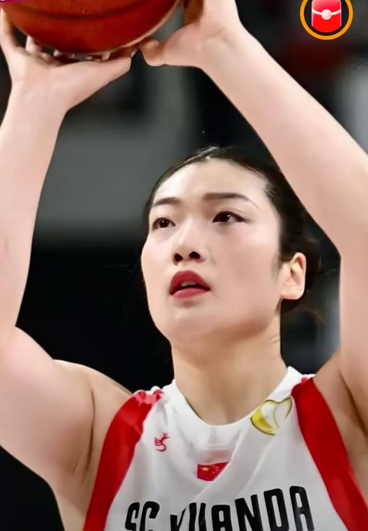 年薪1400万+签约欧洲豪门！中国女篮核心球员李梦，官宣双线签约：一边敲定全新