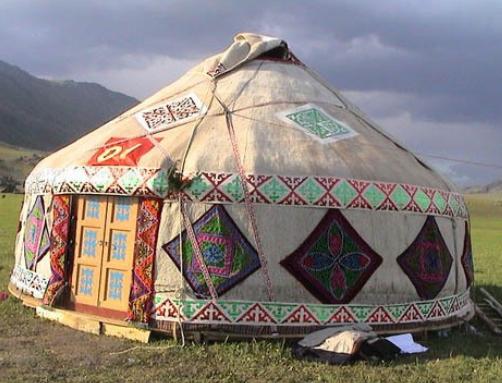 零下几十度，蒙古人住毛毡帐篷为啥不冷？一开始我也纳闷，薄薄一层布能挡啥寒风？直到