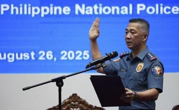 菲国警被卷进来了？近日，菲国警总监纳塔特斯下令对警察14日护送罗萨离开参议院的指