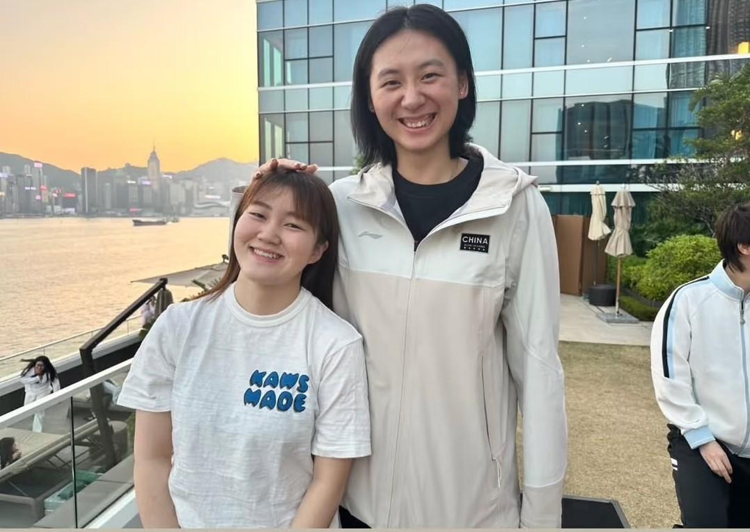 孙颖莎开始学坏了在拍等待拍大合照的时候孙颖莎跟日本女乒几个运动员聊天，看