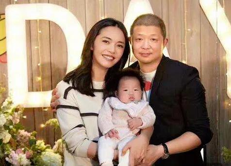 姚晨可惜了！与“丑男摄影师”曹郁离婚多年，直到今天才公布于众。到底有多少委屈，有