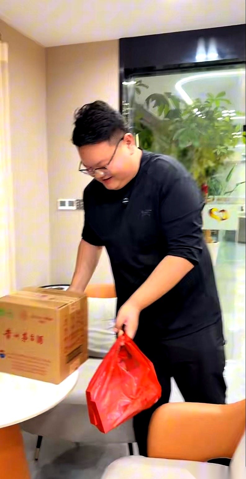 一箱53度飞天茅台，两条黄金叶天叶，“砰”地一声被重重墩在上海阿牛哥家的茶几上。来人是河南网红晋老五