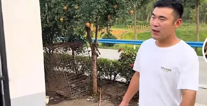 一家人真会演戏！阿杜去给孩子送衣服，明显提前排练好，不然阿杜刚进门，就拿着手