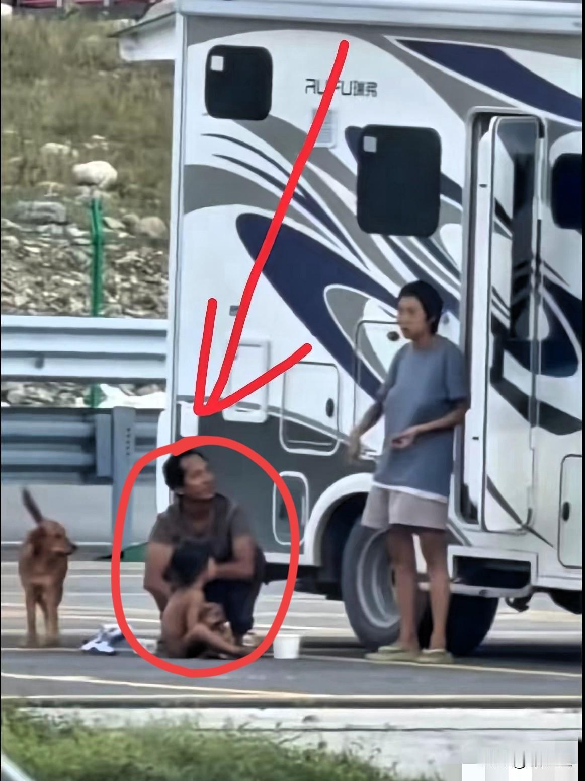 惊掉下巴！“野人小孩”的父母竟这般“神操作”！父亲是狗场老板，母亲有研究