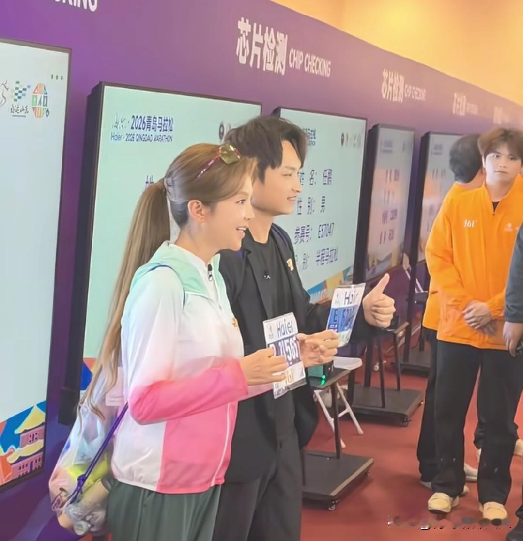 雾中逐风！青岛马拉松今早7:30鸣枪，2.5万人奔赴最美赛道。今早7:30，2