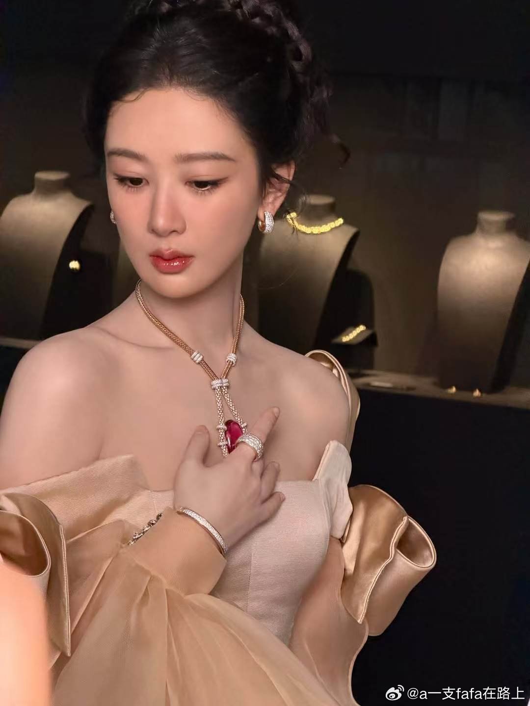 杨紫好美啊好大的……珠宝