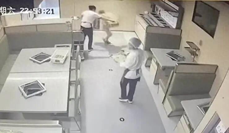 “我们劝了四次！”5月14日报道，天津一火锅店深夜发生意外，一女子带孩子用餐，孩