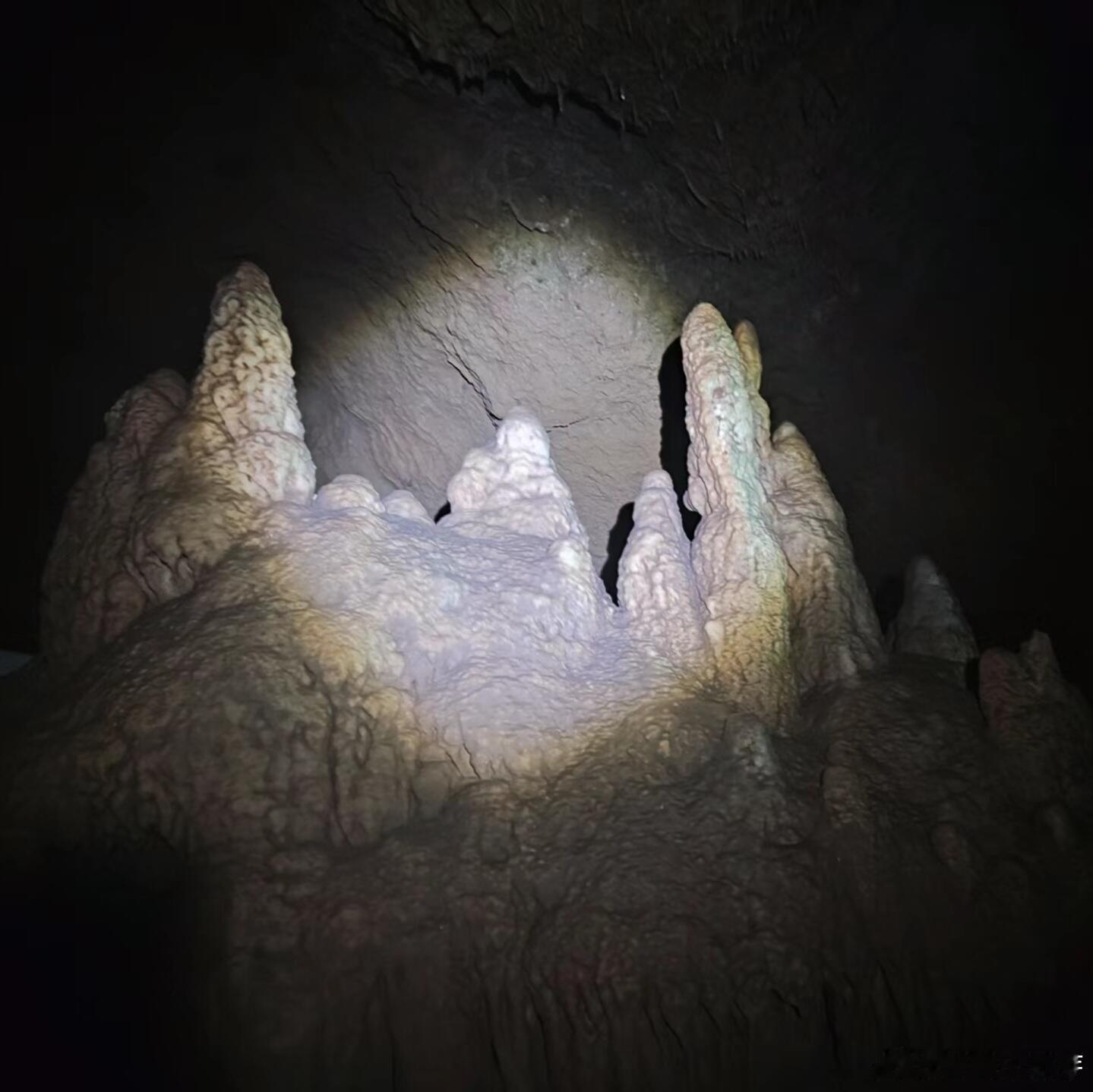 在神秘的碳酸盐岩洞穴里，钟乳石宛如大自然精心雕刻的艺术品。它又称石钟乳，石钟乳、