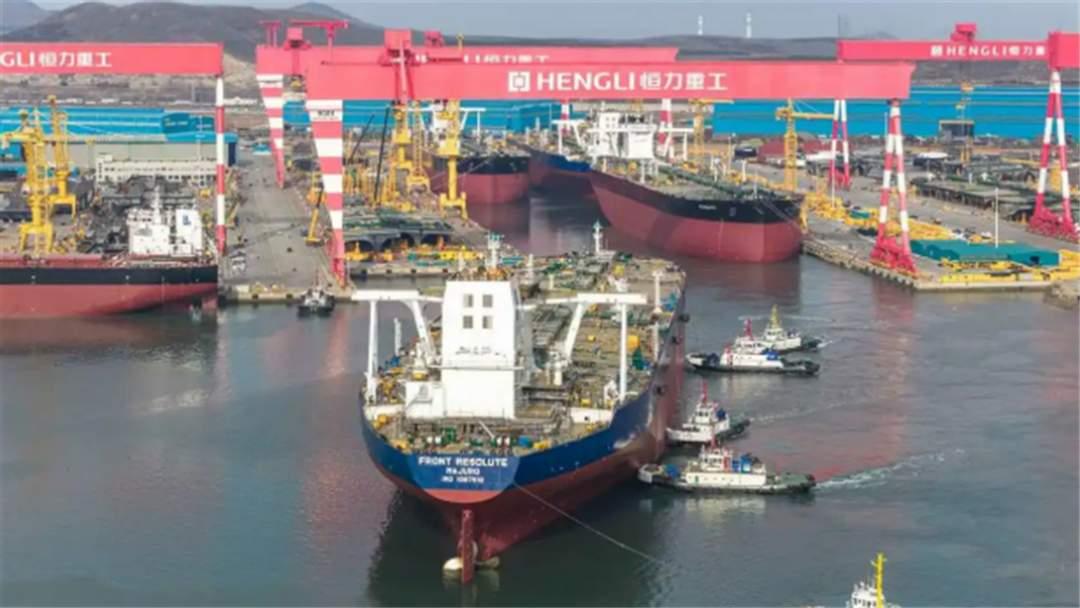 四艘巨轮同时出坞震撼世界，中国“下饺子”潜力彻底藏不住了，直到这时，美国才意识到