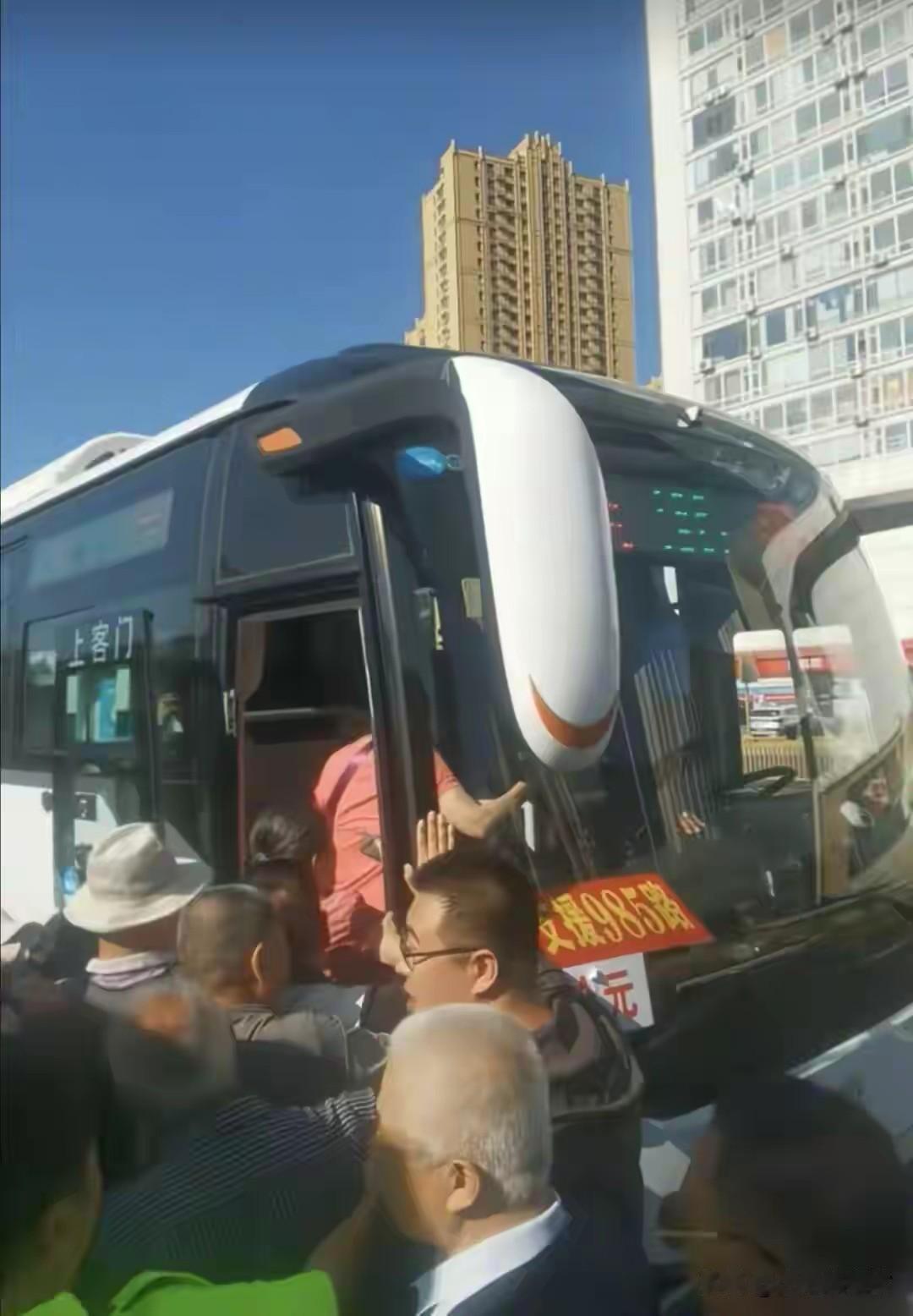 连发16趟依然爆满！太原985彻底失控！最可怜的其实是这群老人！这条从太原下