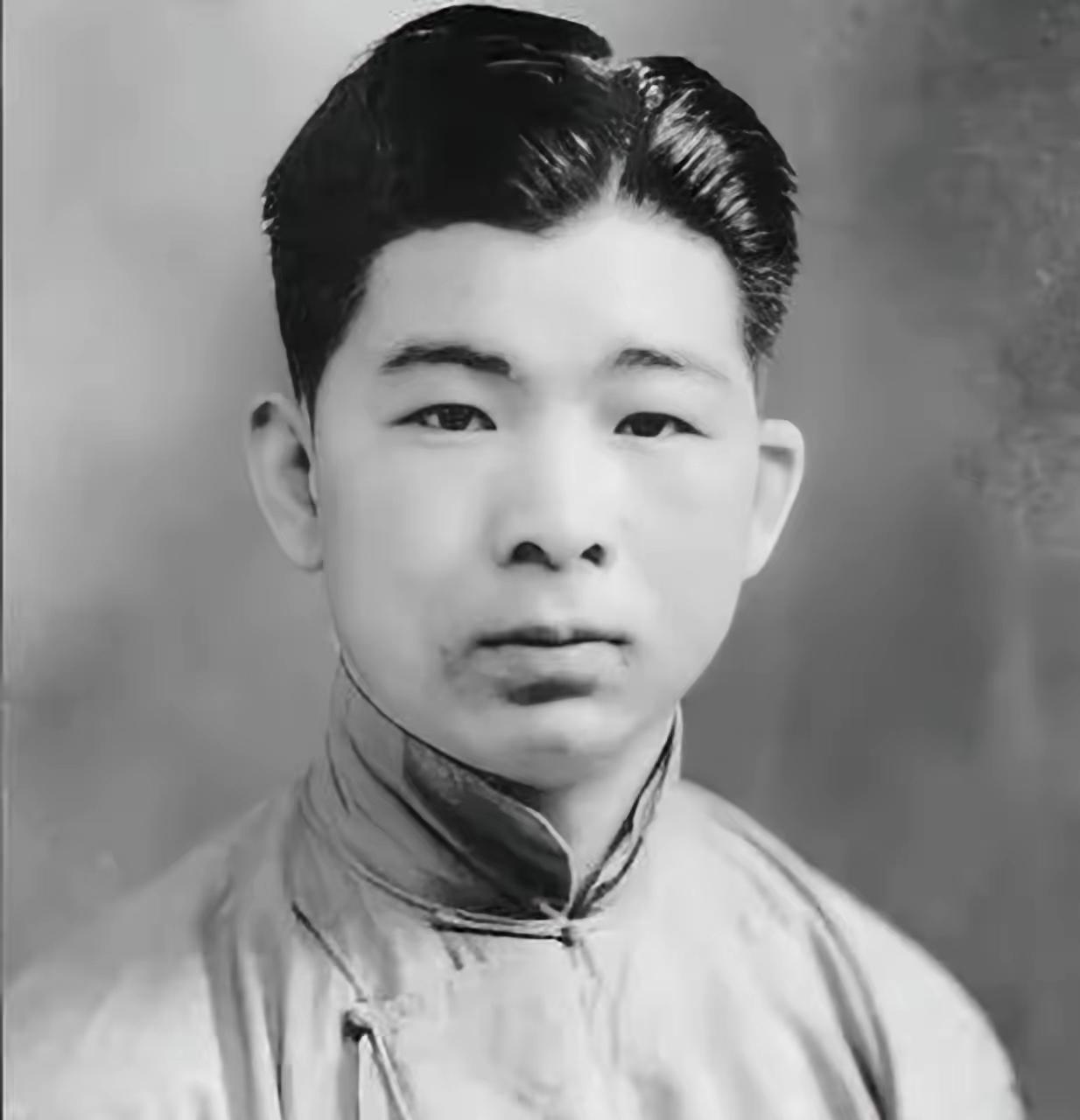 内裤：1940年，熟睡中的冯运修，突然感觉不对劲，好像是日军包围他家了。他从枕头