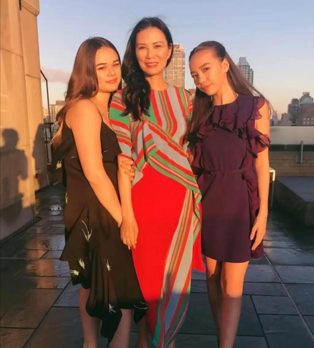 “地球村顶流”邓文迪的两个混血女儿，不仅从顶级名校荣耀毕业，更手握父亲默多克留下