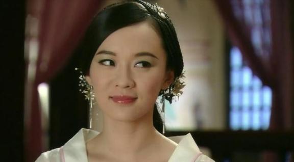 西晋初年，贾充突然发现小女儿状态异常，她成天情绪高亢，畅爽异于常人。更奇怪的是，
