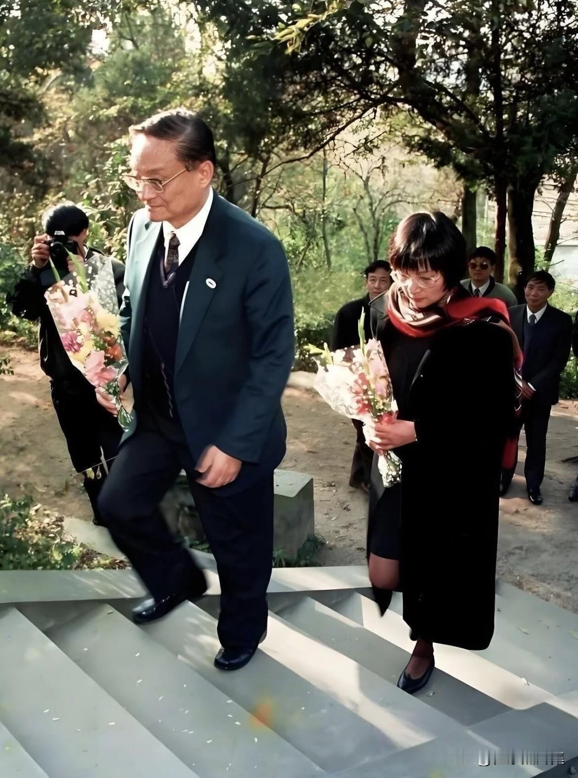 2002年，武侠大家金庸与夫人到硖石西山表兄徐志摩墓前凭吊献花的老照片。金庸的母