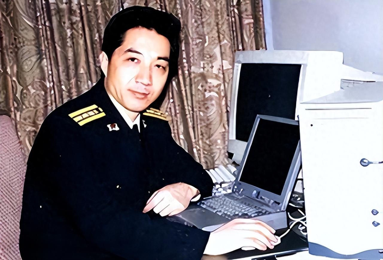 谢谢你张召忠！你真是伟大的预言家！2015年你就说过：“美国啥也不干，让东方大国