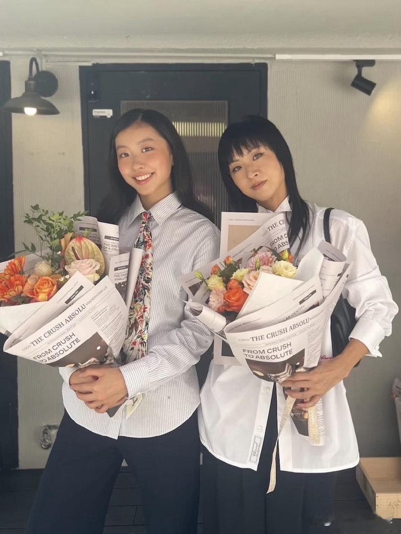 徐濠萦分享和女儿的合照，母女二人同框看上去如同姐妹。