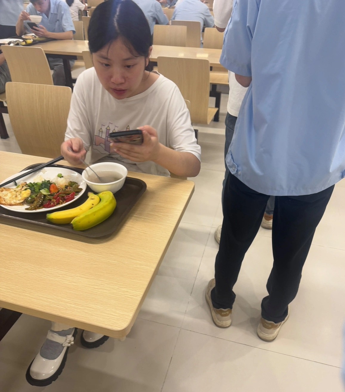 血汗工厂的普通员工餐。