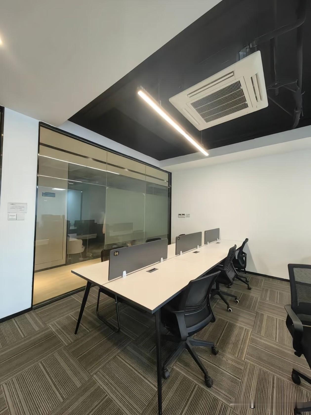 周一全员例会！机智的我已提前到达岗位[吐舌头眯眼睛笑]