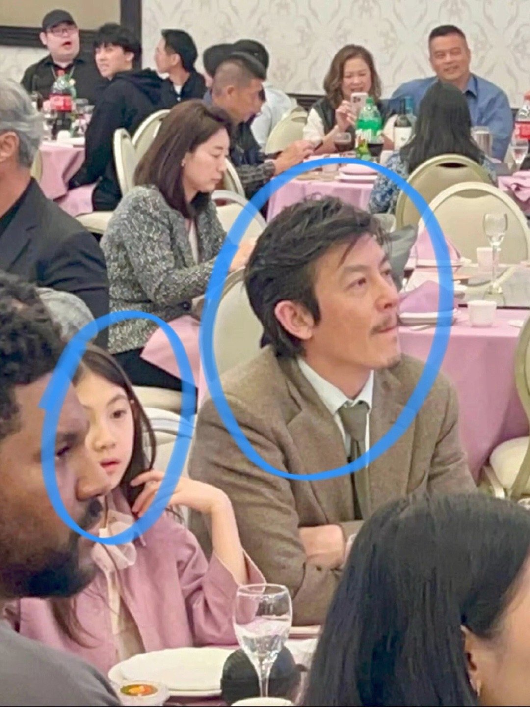 陈冠希一家在美国洛杉矶参加婚礼，本山老师的年轻时的含金量可以倒推出来了🤣