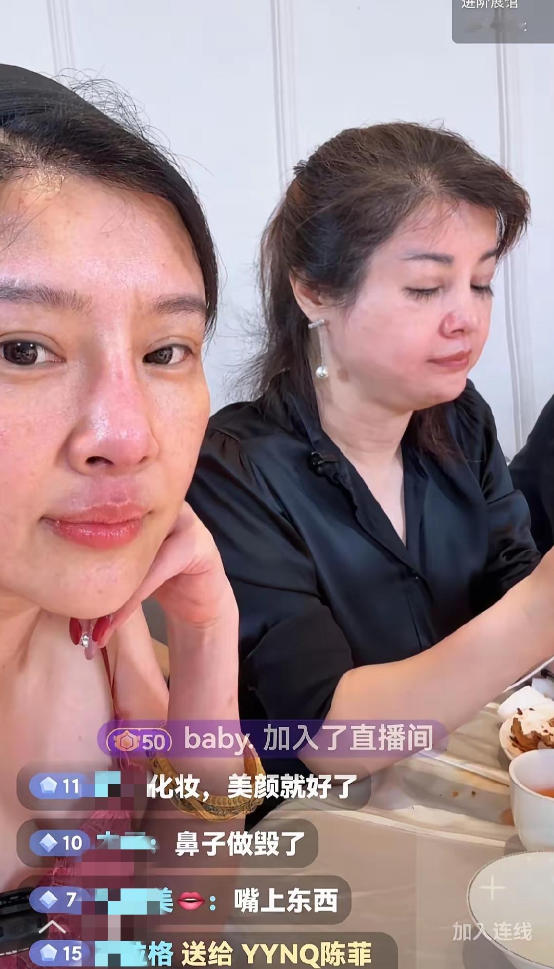 于文红和徒弟直播时没开美颜，脸部浮肿像大肉包子！前两日，于文红和女徒弟开直播
