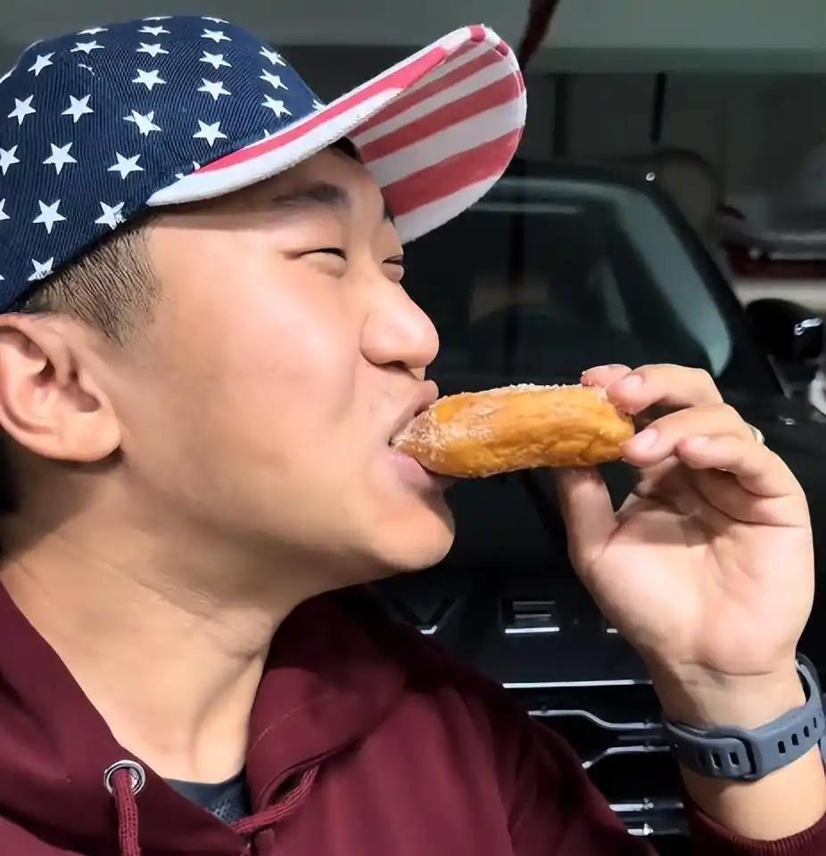 讽刺拉满！曾经疯狂吹捧美国的“甜甜圈”，遭美警枪柄击伤后在线求助。事情发生