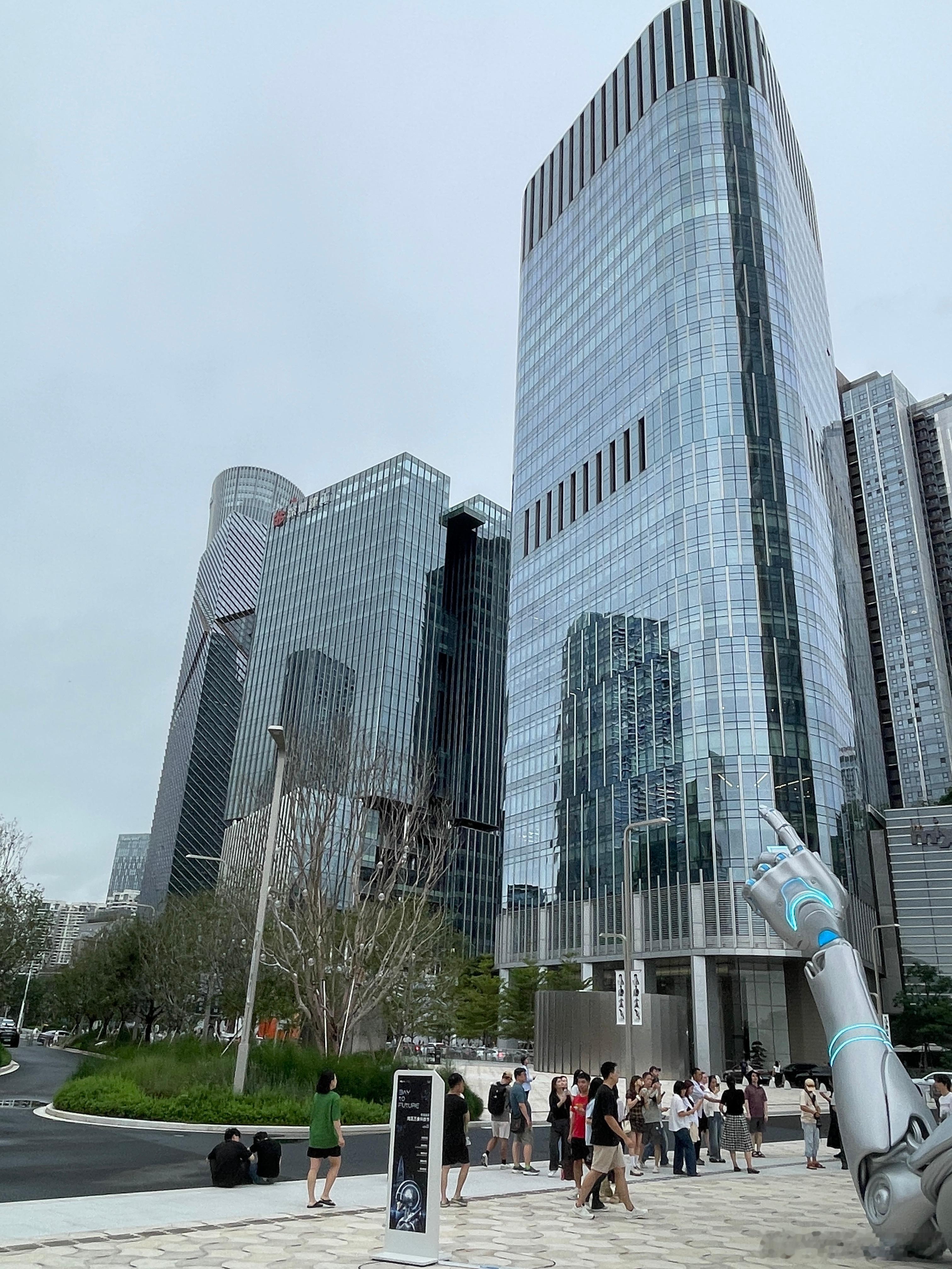 再来考察深圳，深圳湾的人是越来越多了