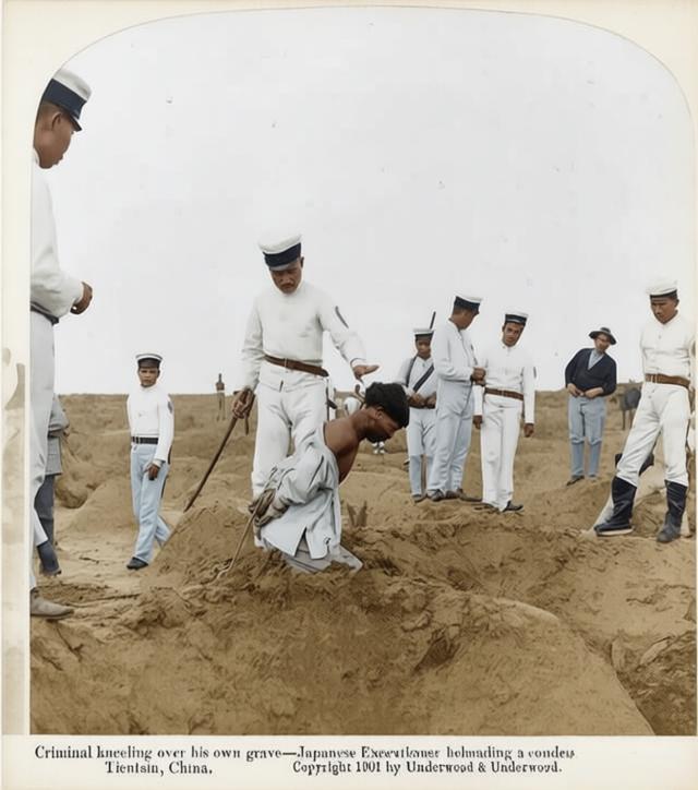 这张照片是八国联军侵华期间，日军在天津处决义和团成员的血腥现场，由美国著名立体照